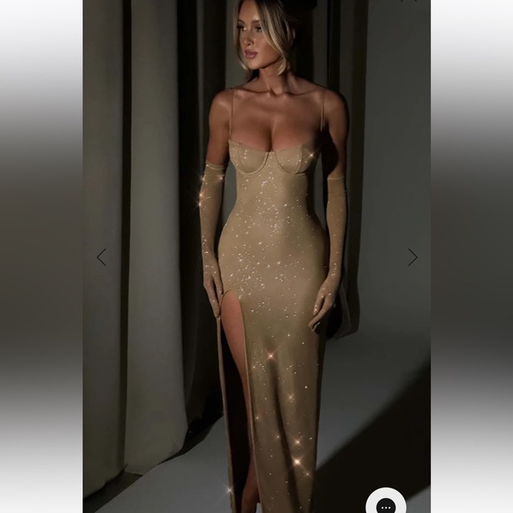 Baby boo Gold sparkly maxi dress
Perfect for prom dress - Picture 1 of 9